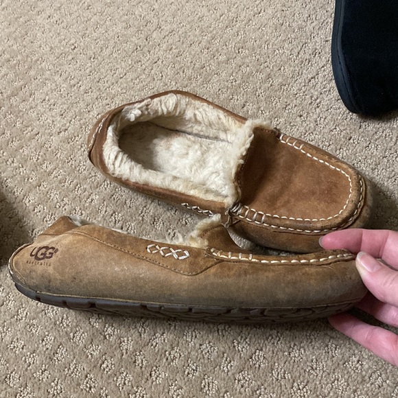 UGG Australia slippers sheep skin lining. Used No stains inside - Picture 4 of 7